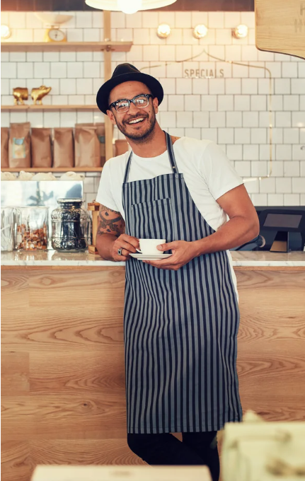 Barista souriant dans un café
