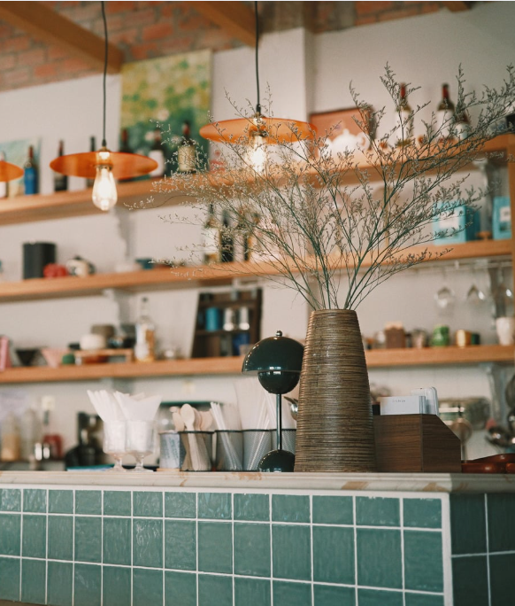Comptoir de café avec carrelage vert