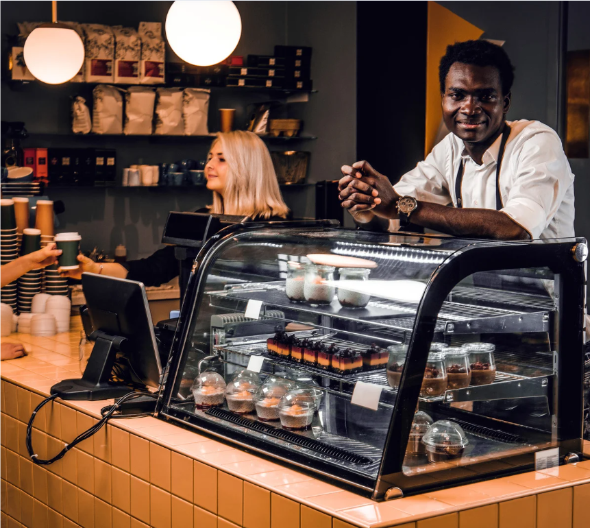 Comptoir de café et vitrine de pâtisseries