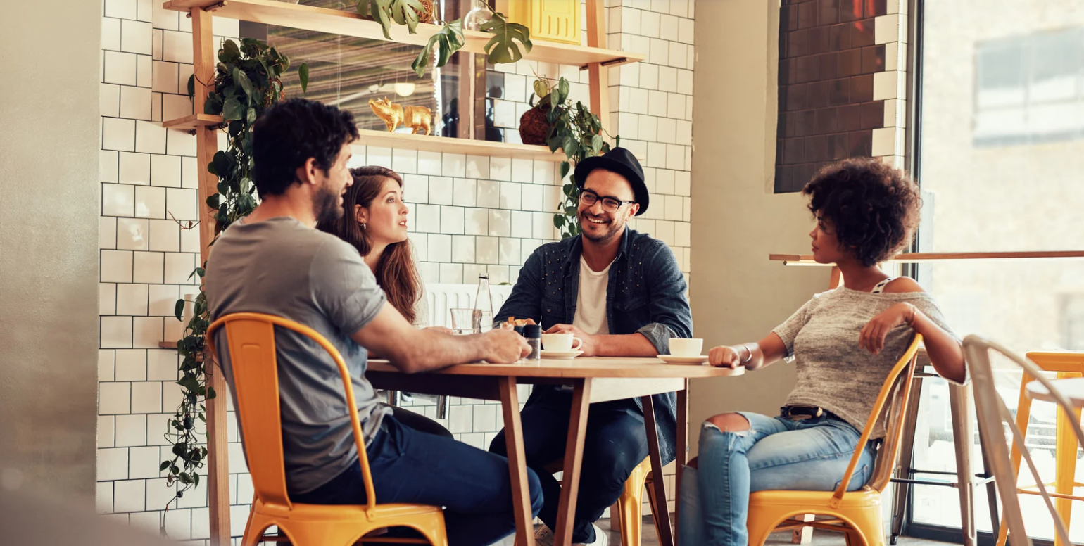 Discussion autour d'une table de café